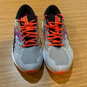 brooks sneakers outlet